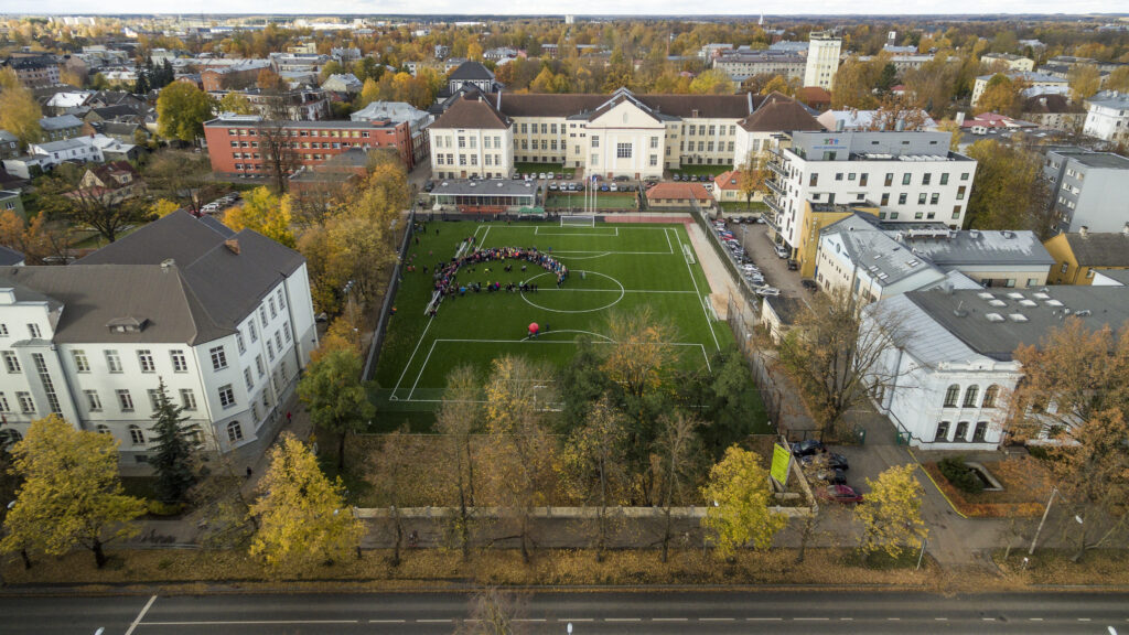 Linnavalitsus sõlmib lepingu osaühinguga ELTAM Tartu Mart Reiniku kooli kunstmuruväljaku valgustuse rekonstrueerimiseks. Tööde käigus vahetatakse välja kõik põh